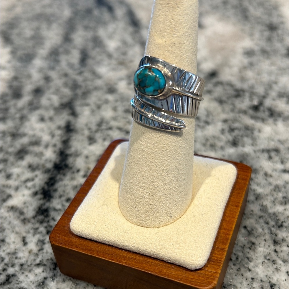 Chic Silver Ring With Turquoise Accent - image 1